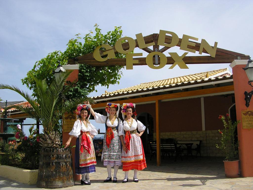 Golden Fox Studios And Suites Lákones Exterior foto